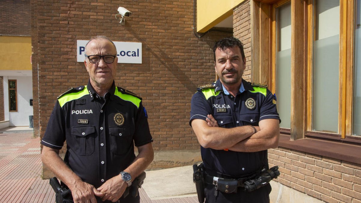 El cabo Antoni Gutiérrez, a la izquierda, con el subinspector de la Policía Local Àlex Dalgui.
