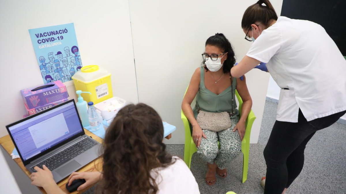 Una empleada de la fruita va rebre ahir la vacuna a Alcarràs.