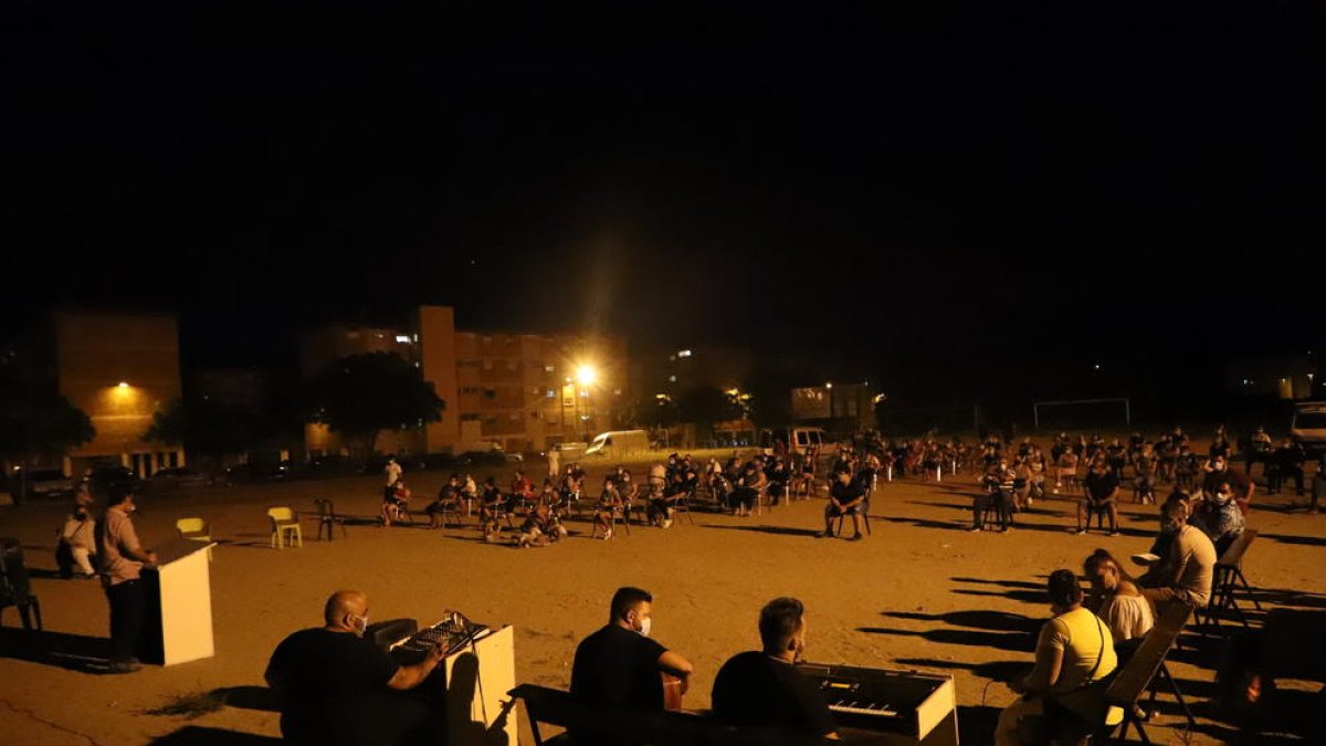 El culte, que inclou música i cants, es va celebrar al camp de terra de la UE Gardeny, al costat del carrer Ferran el Catòlic.