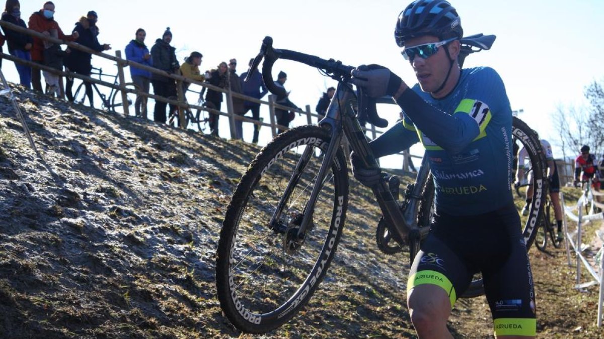 La prova, que va tenir un recorregut exigent, va comptar amb la participació de 250 ciclistes.