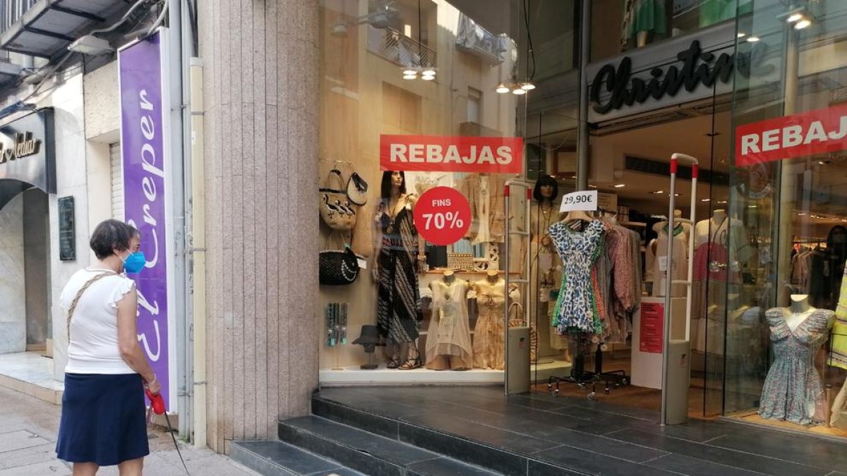 Uno de los comercios que publicitan rebajas en el Eix Comercial.