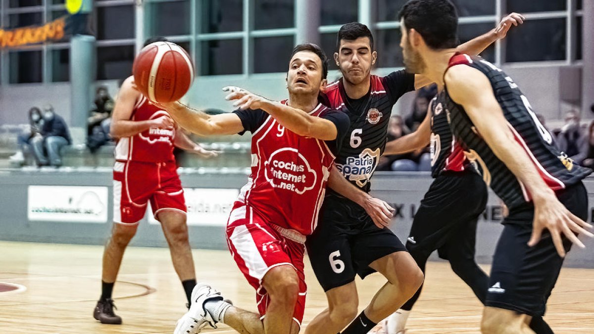 Solsona intenta asistir a un compañero durante el partido de ayer.