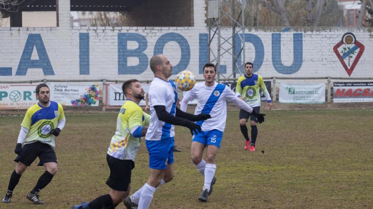 Un jugador del Ponts controla el balón frente a un futbolista de La Fuliola.