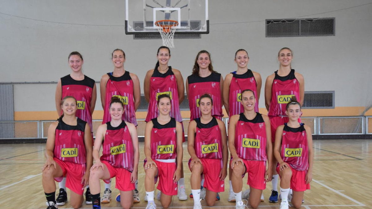 La plantilla del Cadí, amb cinc incorporacions, abans de la primera sessió de la pretemporada al Municipal de la Seu.