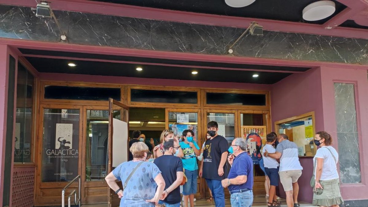 El públic va acudir als Cinemes Majèstic de Tàrrega en el primer dia del festival.