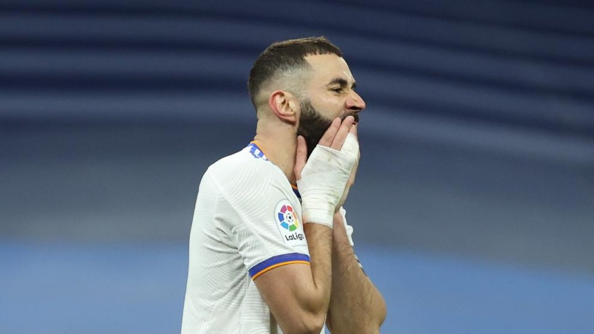 Karim Benzema es lamenta d’una ocasió fallada davant del Cadis.