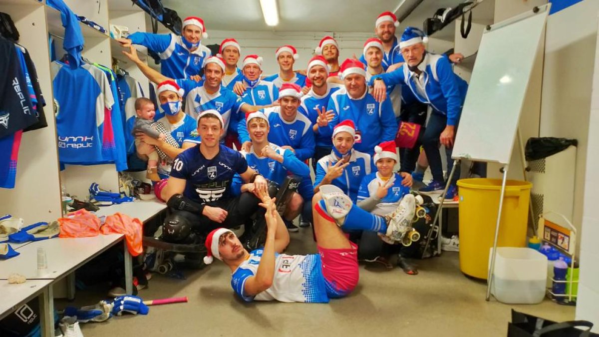 La plantilla llistada es va fer una foto nadalenca per celebrar la victòria i felicitar les festes.