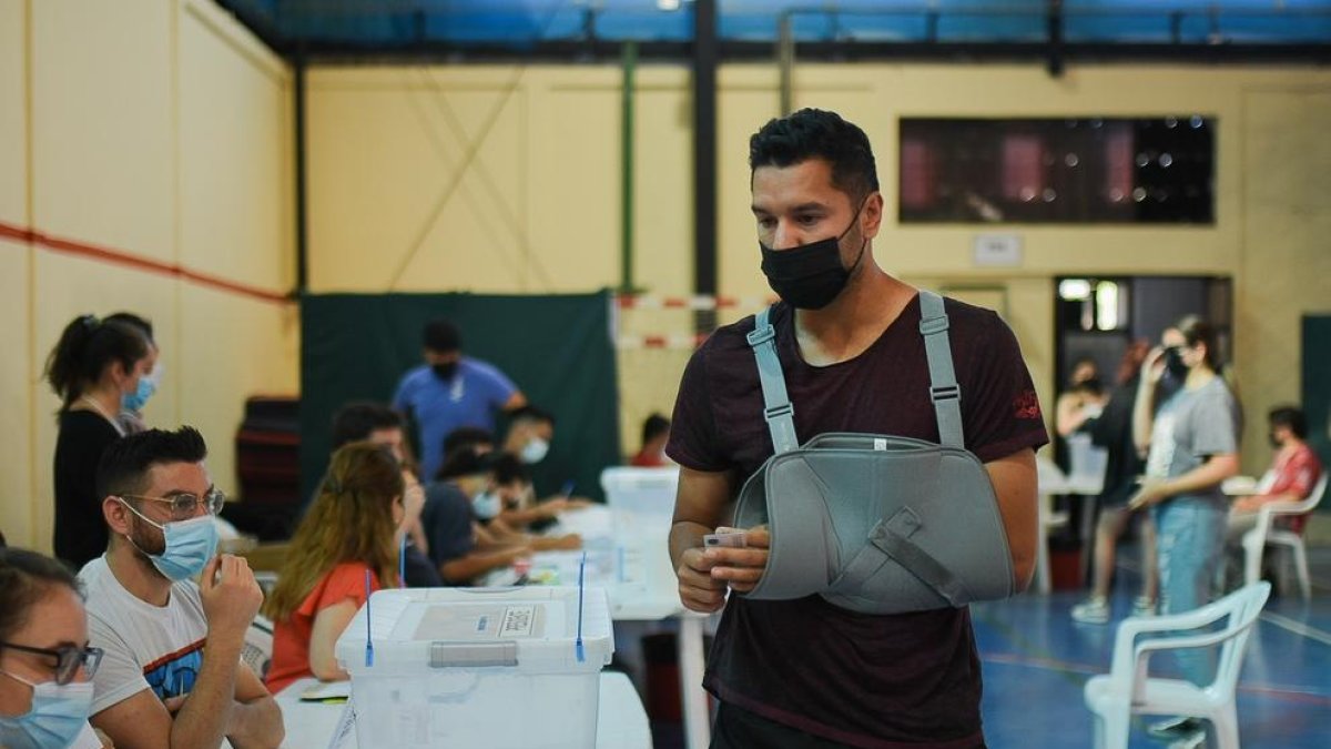 Un home va a un dels 2.500 centres de votació que hi havia a tot el país.