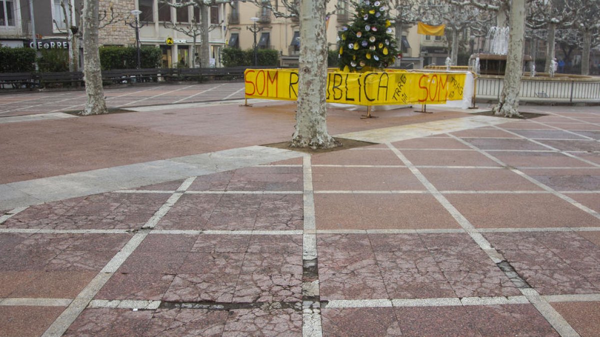 A la plaça del Carme es reposaran trams del paviment.