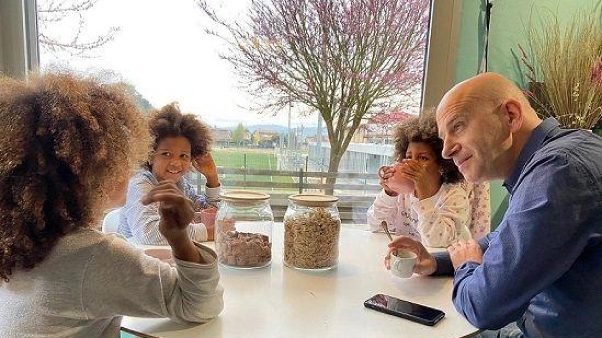 Xavi Coral deberá cuidar a Jara, Sena y Lisa por un día.