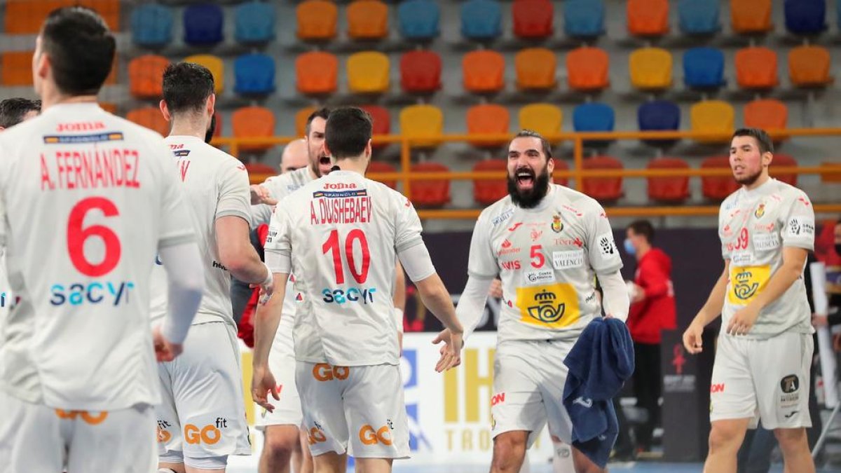 Els jugadors del combinat espanyol van celebrar al final del partit l’accés a semifinals.