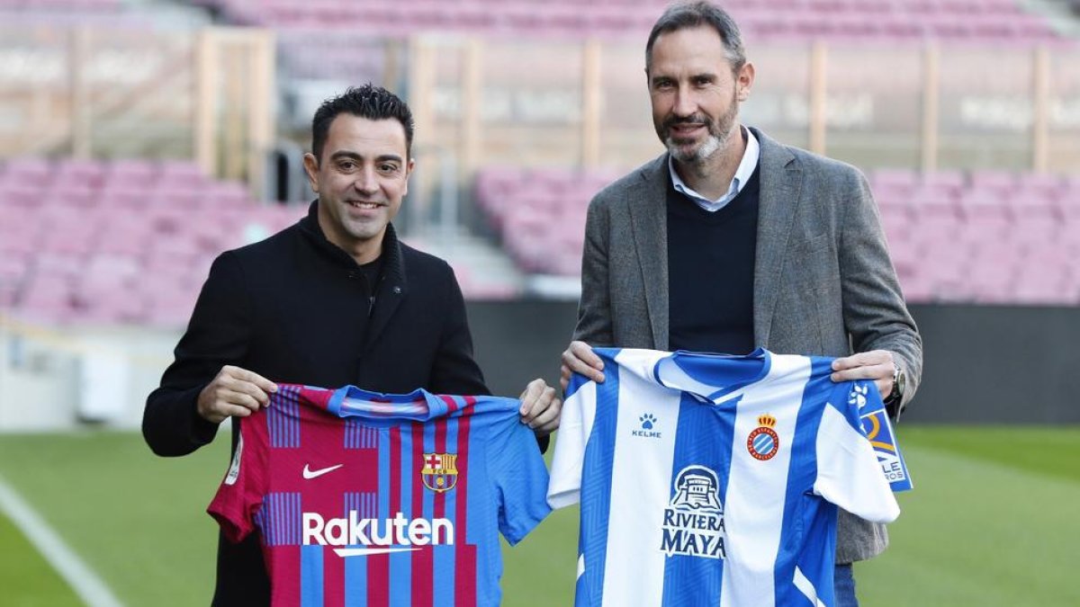 Xavi y Vicente Moreno, técnico del Espanyol, durante la tradicional imagen previa al derbi.