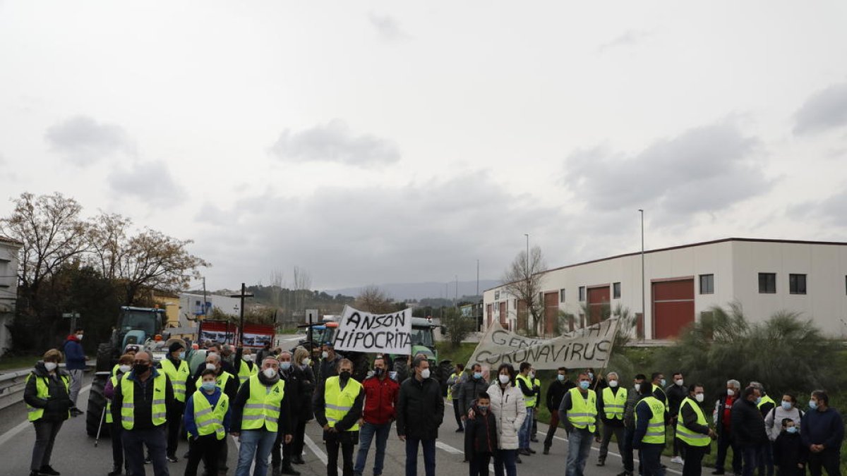 Un centenar de afectados por las nevadas en el Segrià y Les Garrigues, durante el corte de carretera.