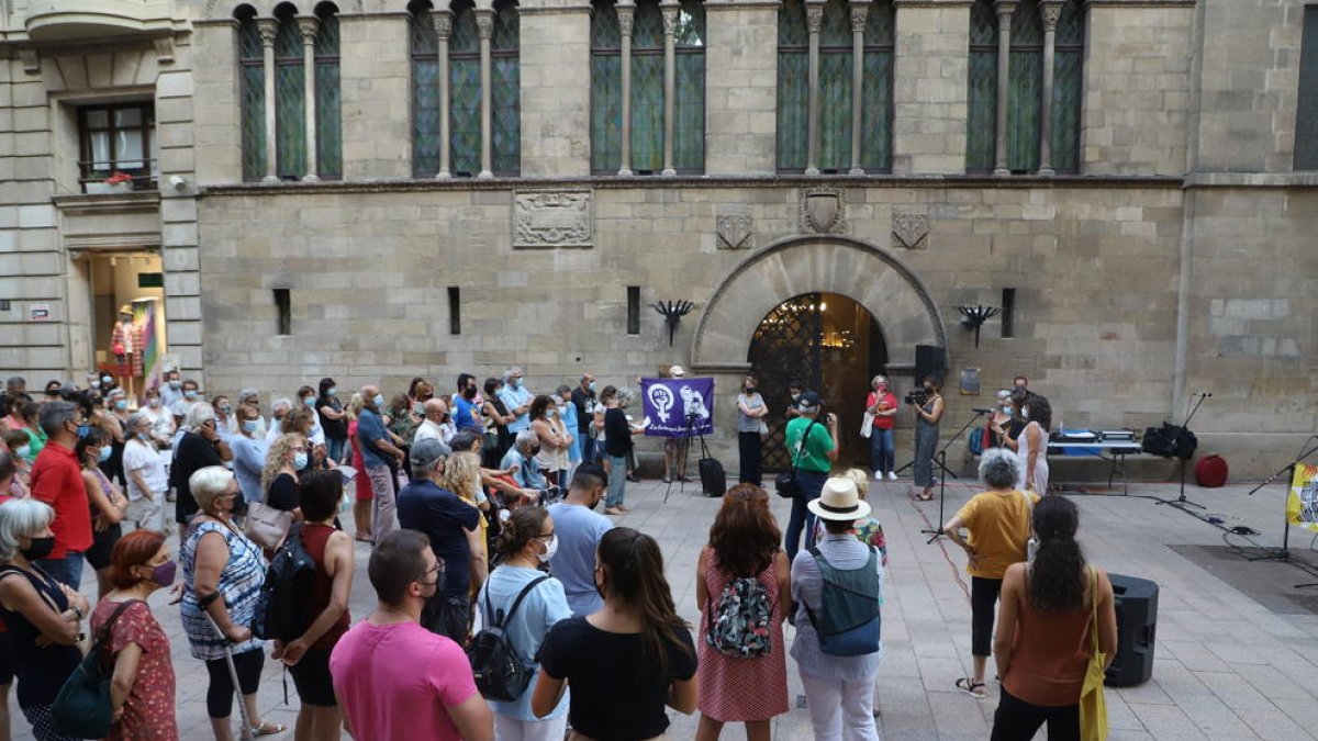 Vista de la concentració ahir en defensa de les dones afganeses a la plaça Paeria.