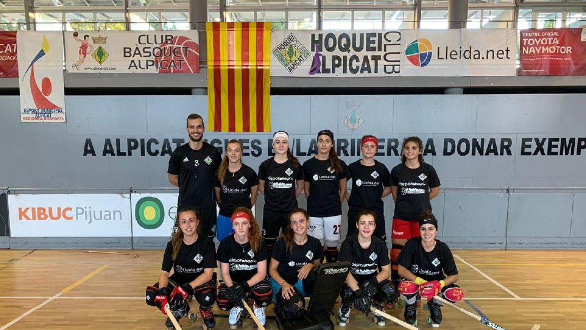 La plantilla del Alpicat femenino, con su técnico Miquel Serret, ayer antes del entrenamiento.