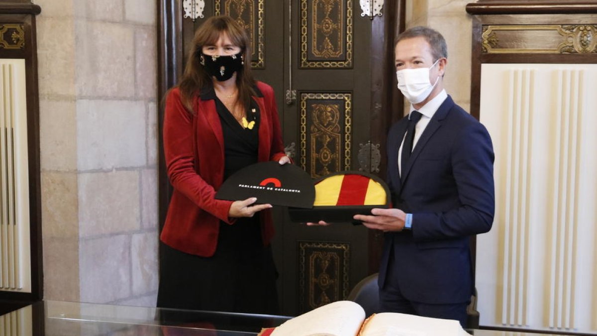 Laura Borràs entrega una senyera a Ander Gil durante su visita.