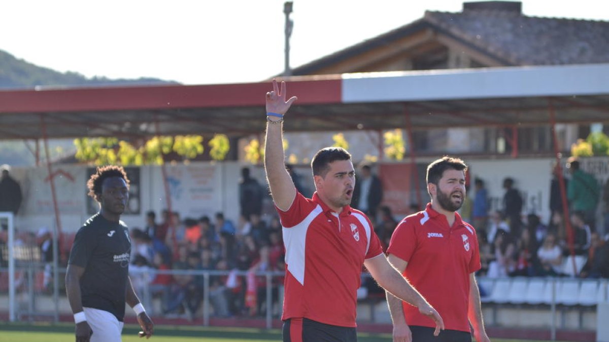Pau Prior Martínez, a la foto donant una instrucció, quan entrenava l’Artesa de Segre.