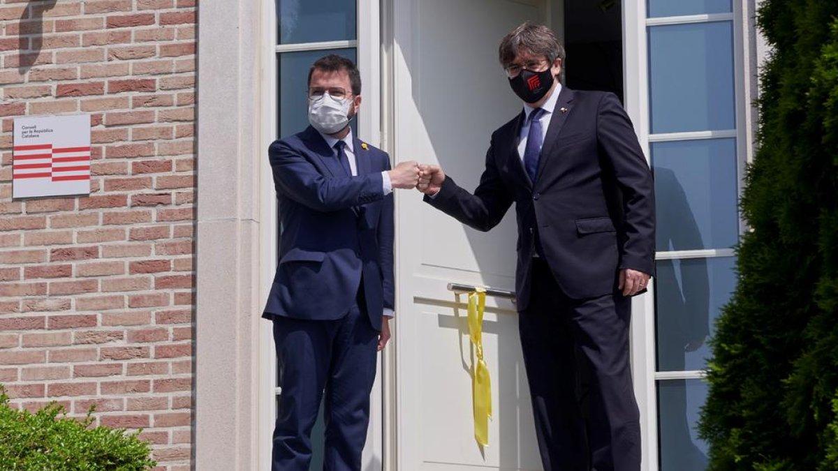 Aragonès y Puigdemont antes de su primera reunión en Waterloo tras la formación del nuevo Govern.
