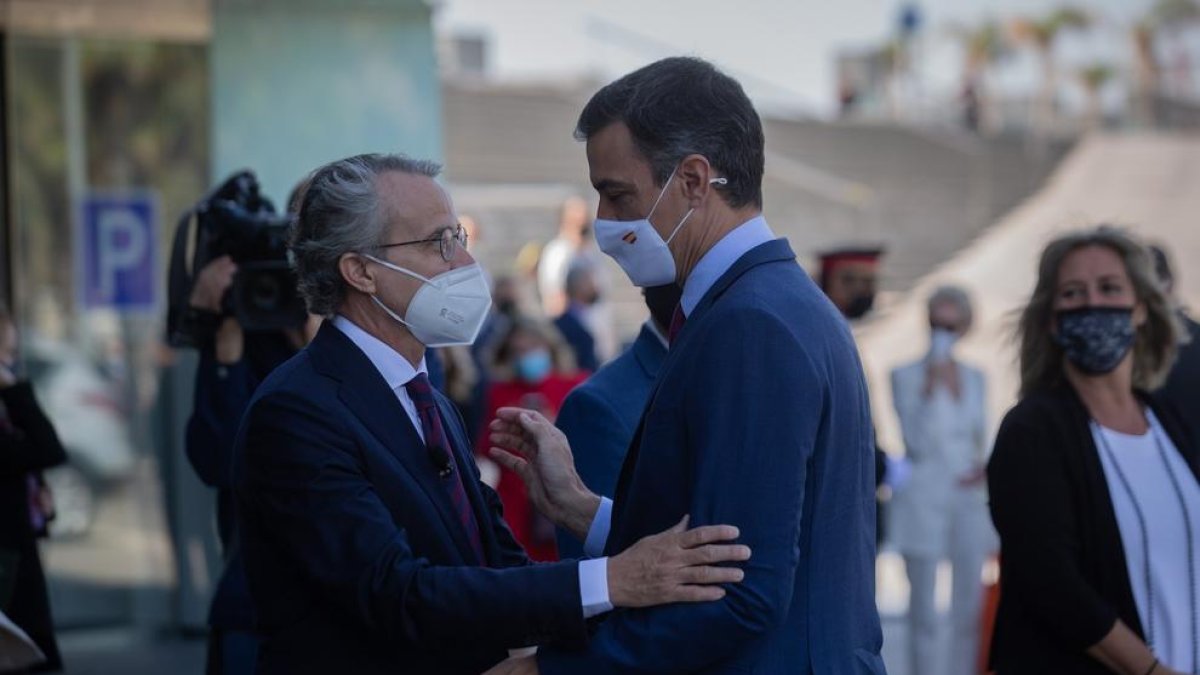 Sánchez va ser rebut a l’arribar a la reunió del Cercle d’Economia pel director, Javier Faus.