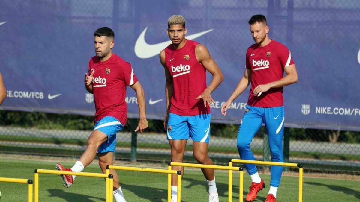 Jordi Alba y sus compañeros durante un ejercicio del entrenamiento del Barça en la Ciutat Esportiva.