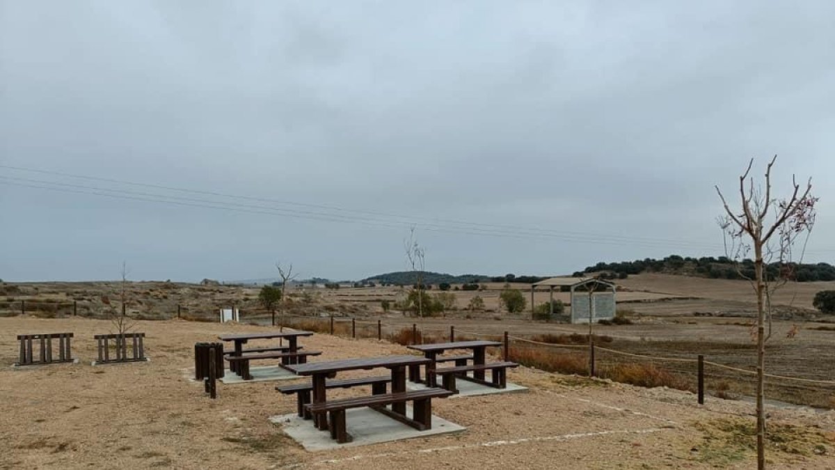 La zona ya cuenta con bancos y un parking de bicis.