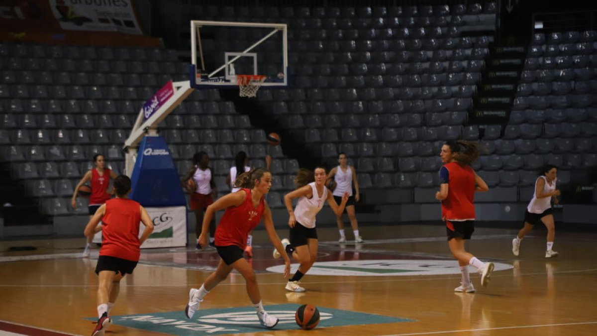 El CB Lleida, durant el primer entrenament al Barris Nord, reforçat amb jugadores del planter.