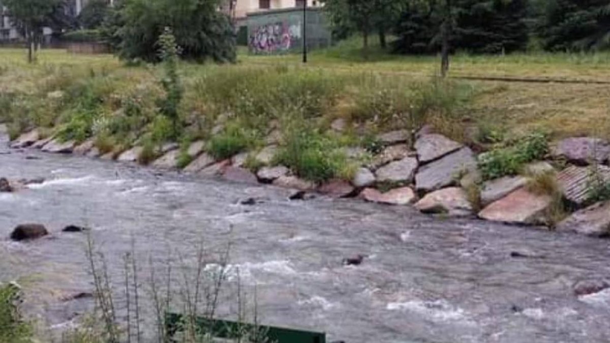 Un dels bancs al curs del riu Garona a Vielha.