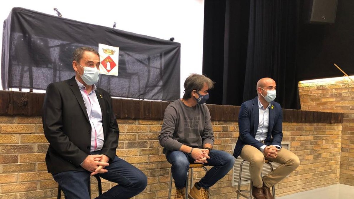 Gibert (centro) ayer durante la charla que ofreció en Arbeca.