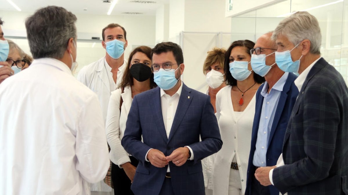 El president Aragonès, junto al conseller Argimon, ayer, visitando el Hospital de Sant Joan Despí.