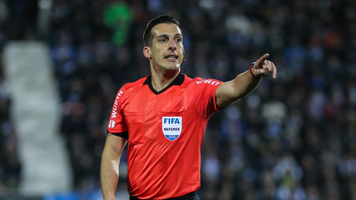Estrada Fernández dirigirá hoy su último partido en Primera división.