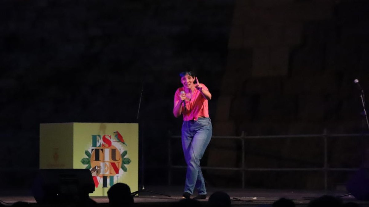 La cómica Raquel Hervás, ayer en el espectáculo ‘We Bitches’ en la plaza de la Sardana de la Seu Vella.