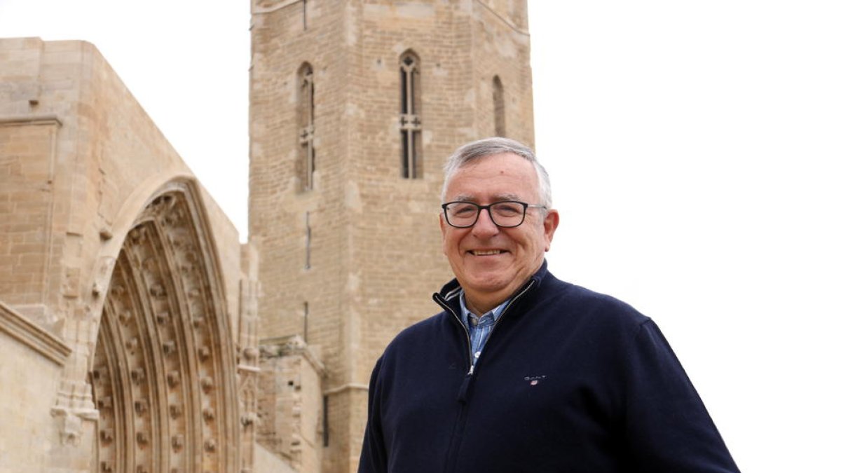 La campana Mònica, despenjada fa set anys i mig de la Seu Vella, espera en una sala ser restaurada