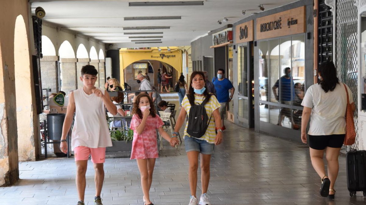 La calle Major concentra numerosos comercios de La Seu.