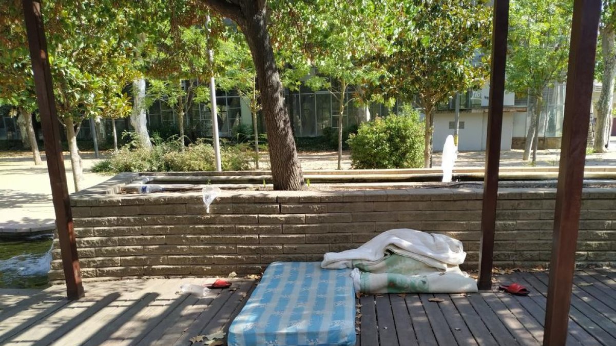 Matalassos als Camps Elisis, on dormen algunes persones sense llar