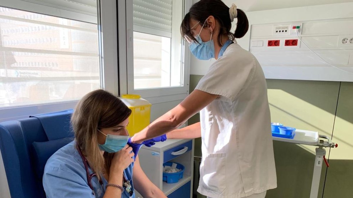 Imatge d’arxiu d’una sanitària rebent la tercera dosi.