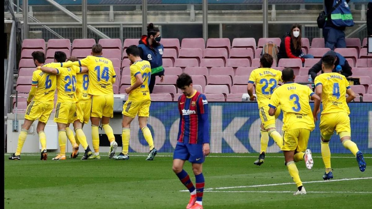 Los futbolistas del Cádiz celebran el gol de Álex Fernández, con el que sumaron un punto en el Camp Nou ante un Barça que no supo recortar diferencias respecto al Atlético.