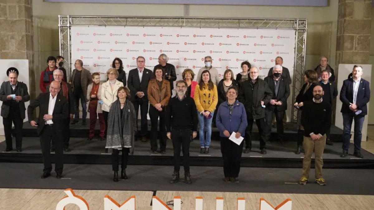 El líder de Òmnium, Jordi Cuixart, ayer, encabezando el acto de la entidad celebrado en Barcelona.