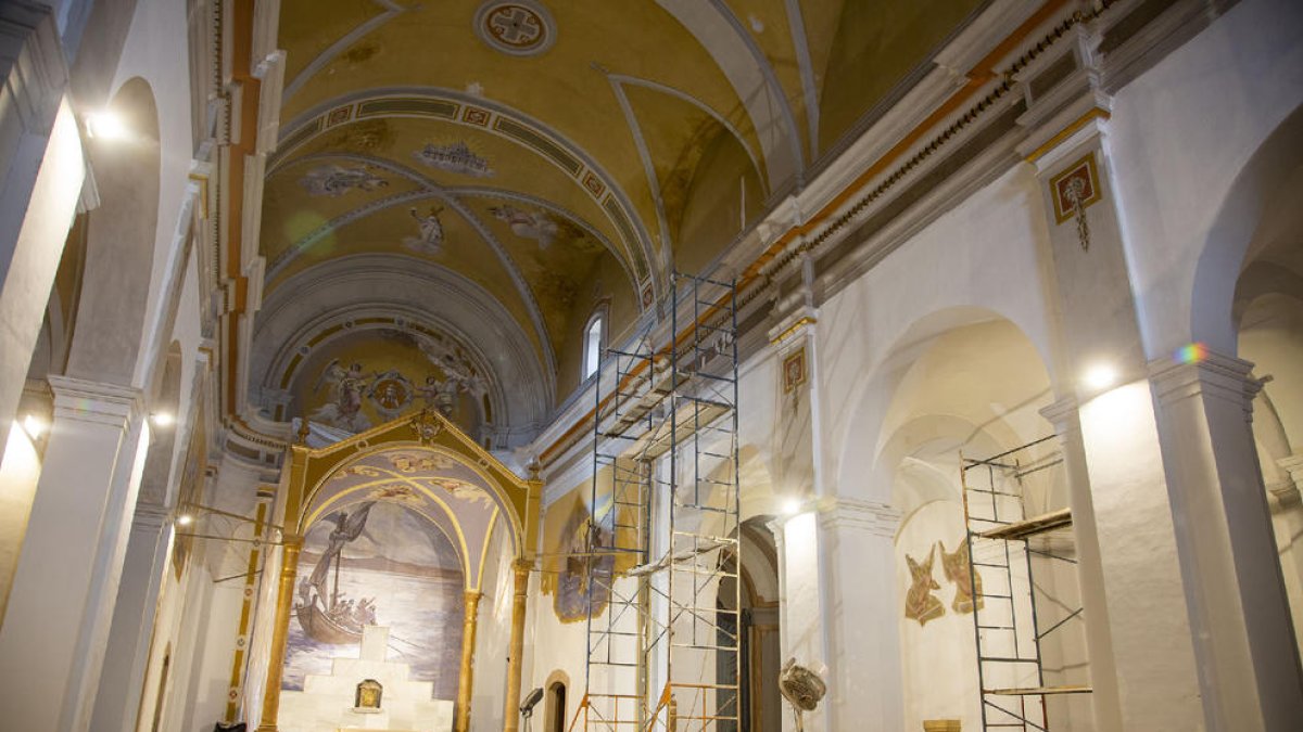 Repintan el interior del templo desde hace un par de semanas.