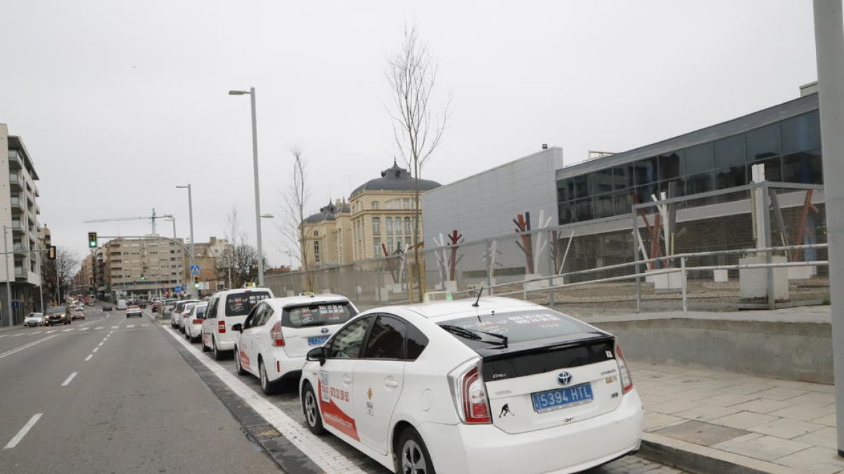 Imagen de la parada de taxis junto a la estación de trenes.