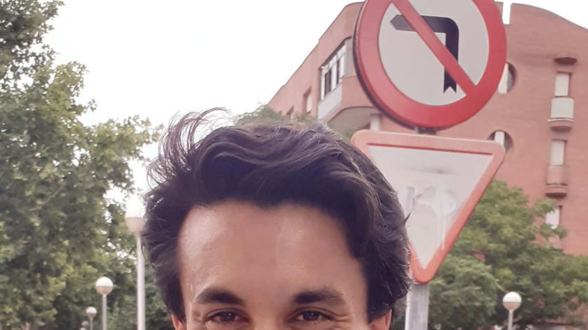 Bolsas de basura en la avenida Corregidor Escofet, en Pardinyes.