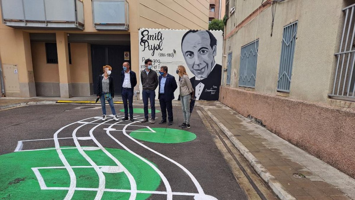 Txus Montejano, autora del mural, a la izquierda, junto a Pueyo, Postius, Castro y una técnica municipal.
