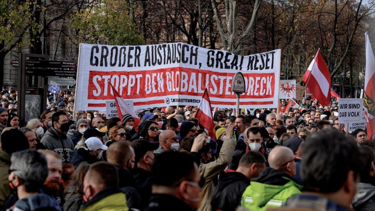 “Corona-Fake”, “Llibertat” o “Avall amb la coronadictadura”, entre els lemes a la protesta a Viena.