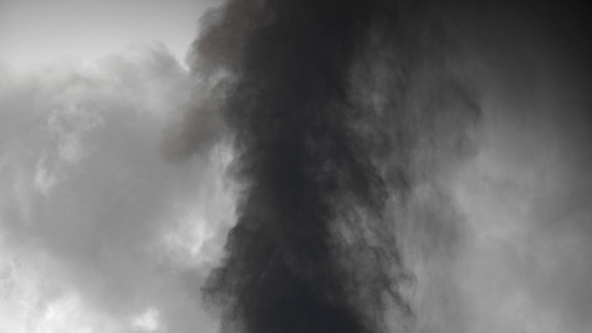 Els gasos i les cendres del volcà estan enfosquint el cel de l’illa canària de La Palma.