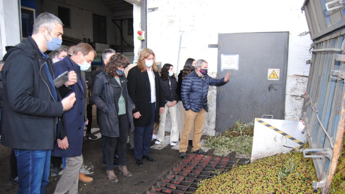 La consellera Jordà visitó también las instalaciones de la Cooperativa de Maials.
