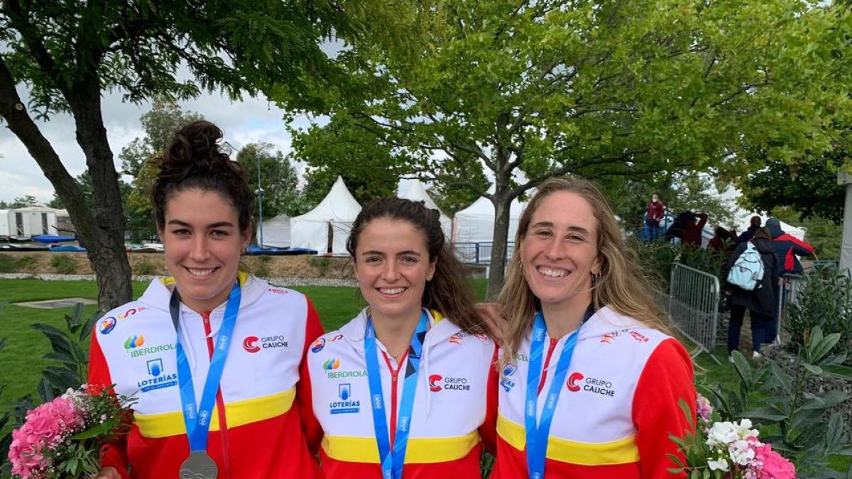 Miren Lazkano, Klara Olazabal i Núria Vilarrubla amb la medalla de plata al Mundial de Bratislava.