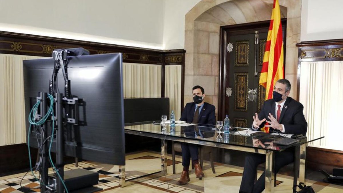 El conseller de Acción Exterior, Bernat Solé, participa en la reunión telemática de la mesa de partidos con el presidente del Parlament, Roger Torrent.