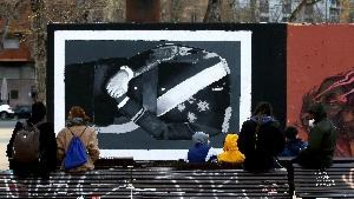 Varios grafiteros se solidarizan con Hasel y pintan un muro en Barcelona