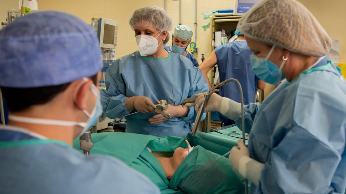 El Clínic hace una veintena de operaciones anuales de cambio de voz para las personas transexuales