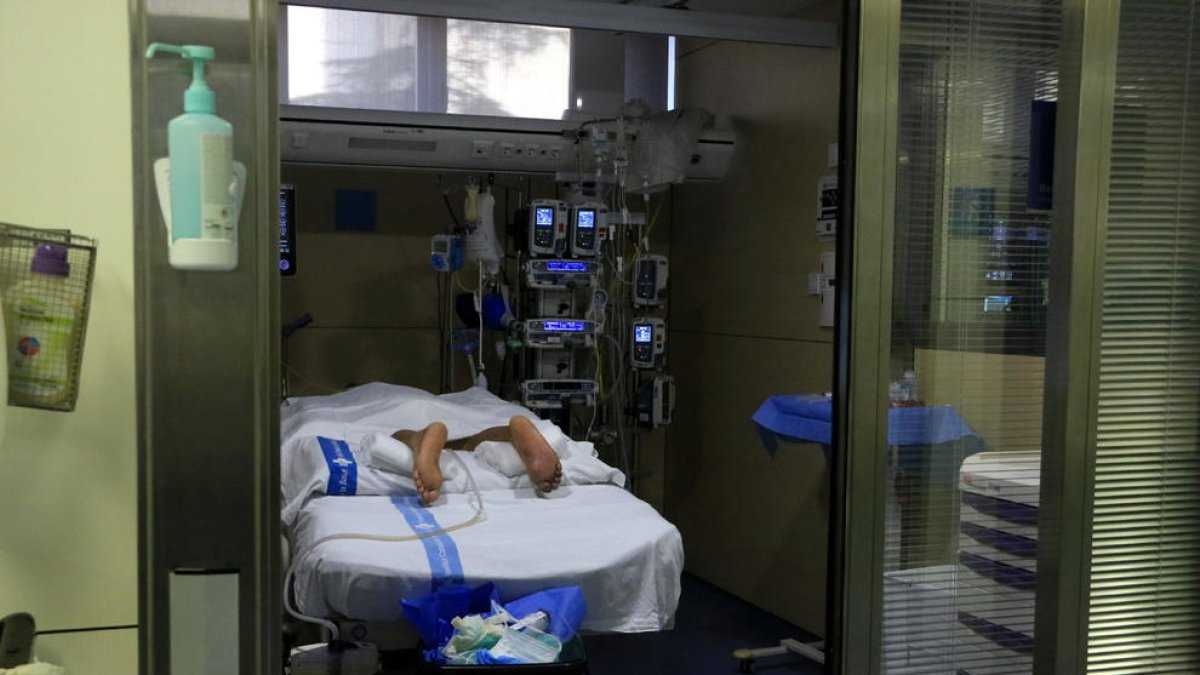 Paciente boca abajo en la UCI de Vall d’Hebron.