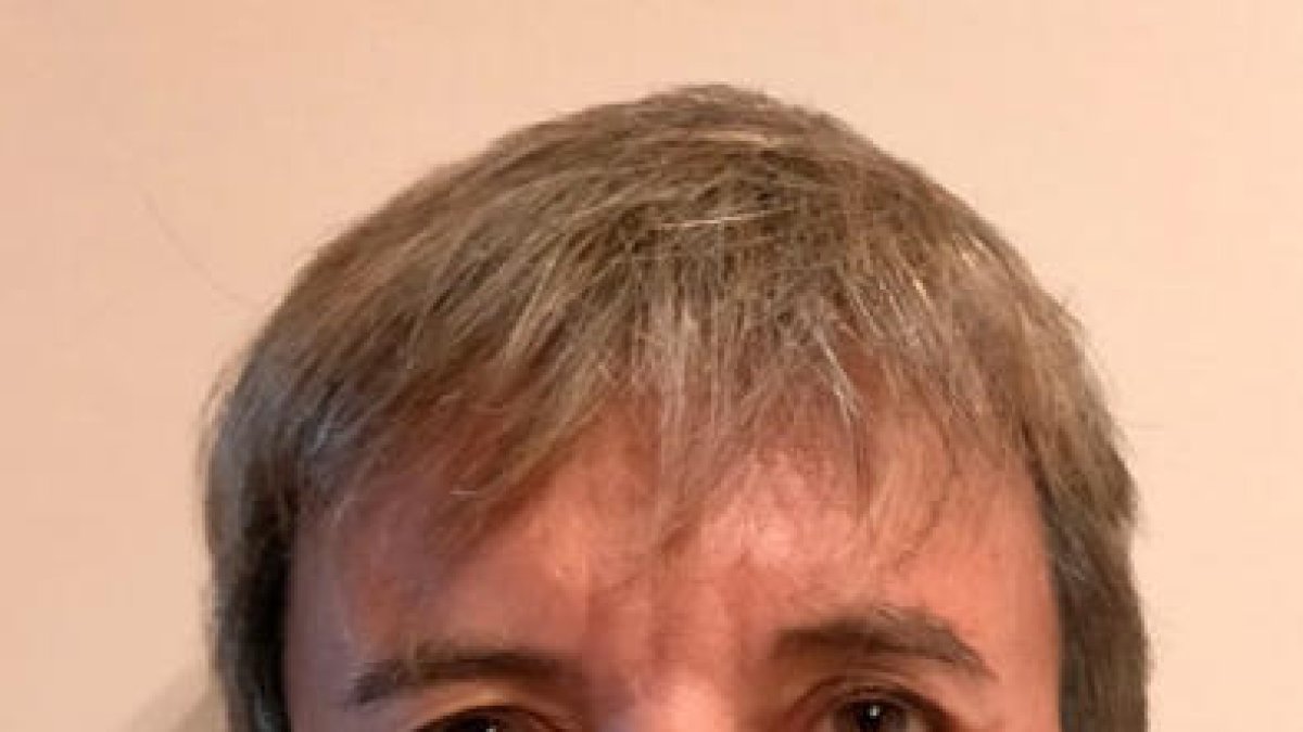 Carrera pugna por el balón con un jugador granadino.